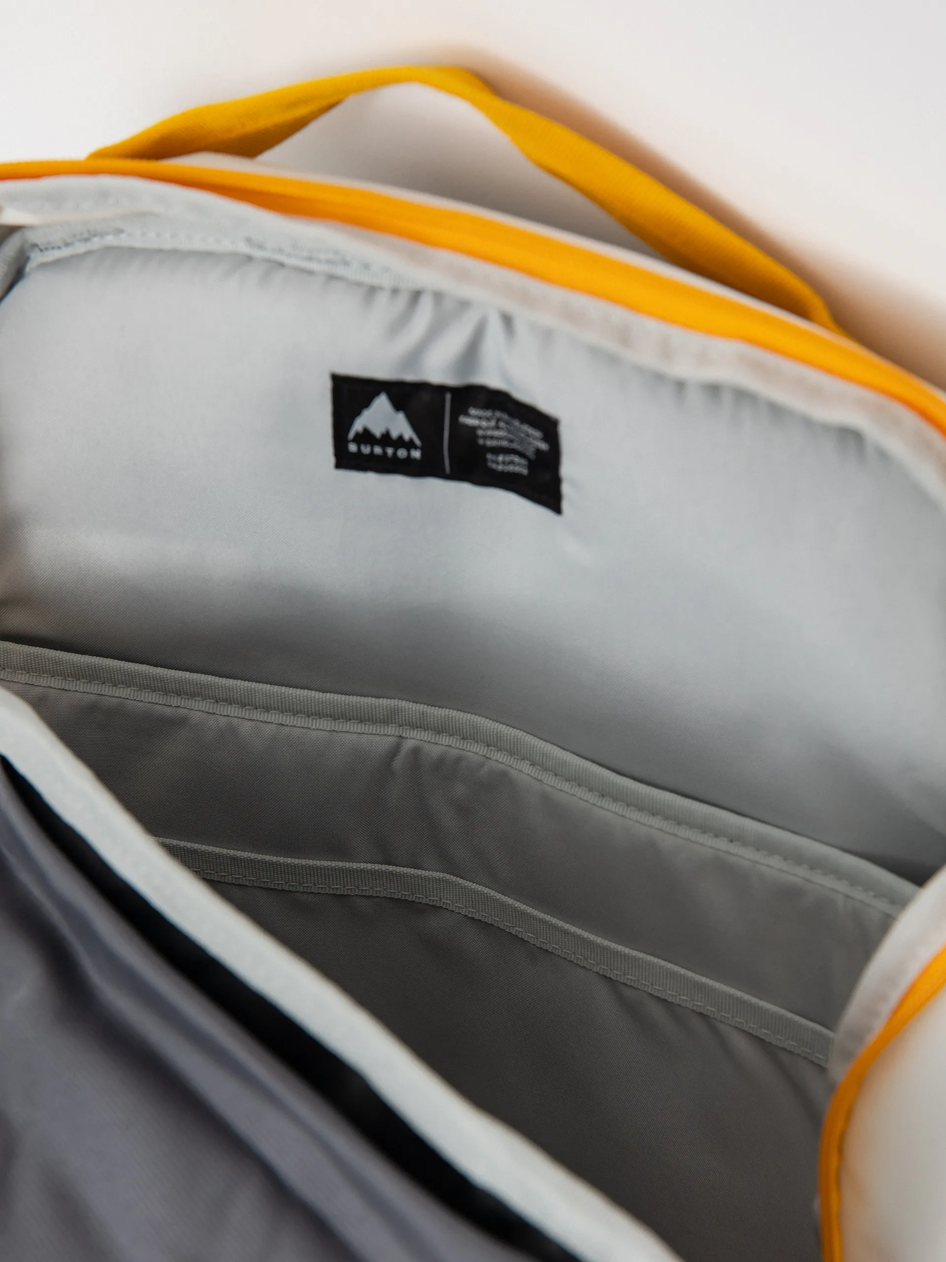 Burton Backpack Kilo 2.0 27L (stout white/goldenrod/true black)