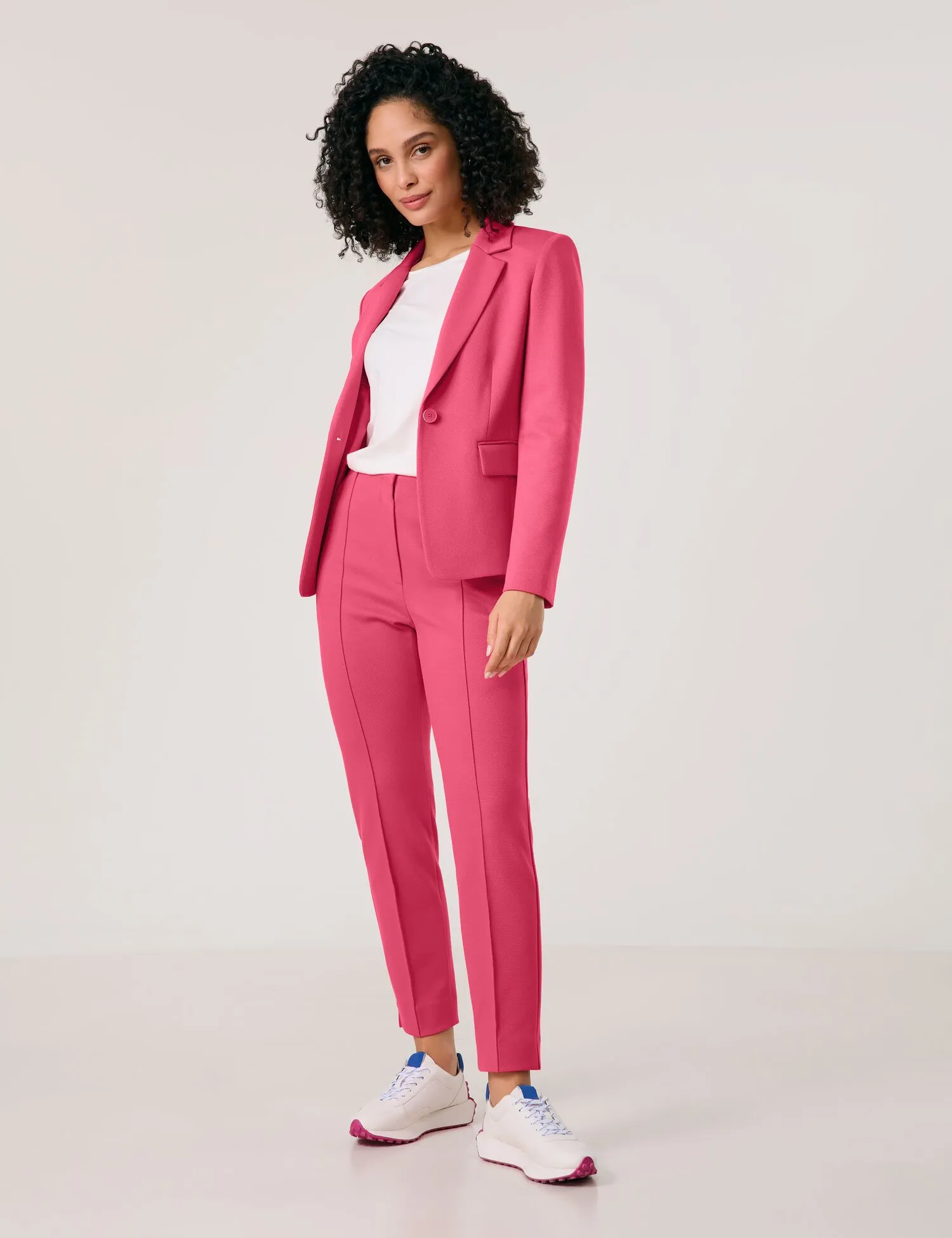 Comfortable 7/8-length trousers with pintucks