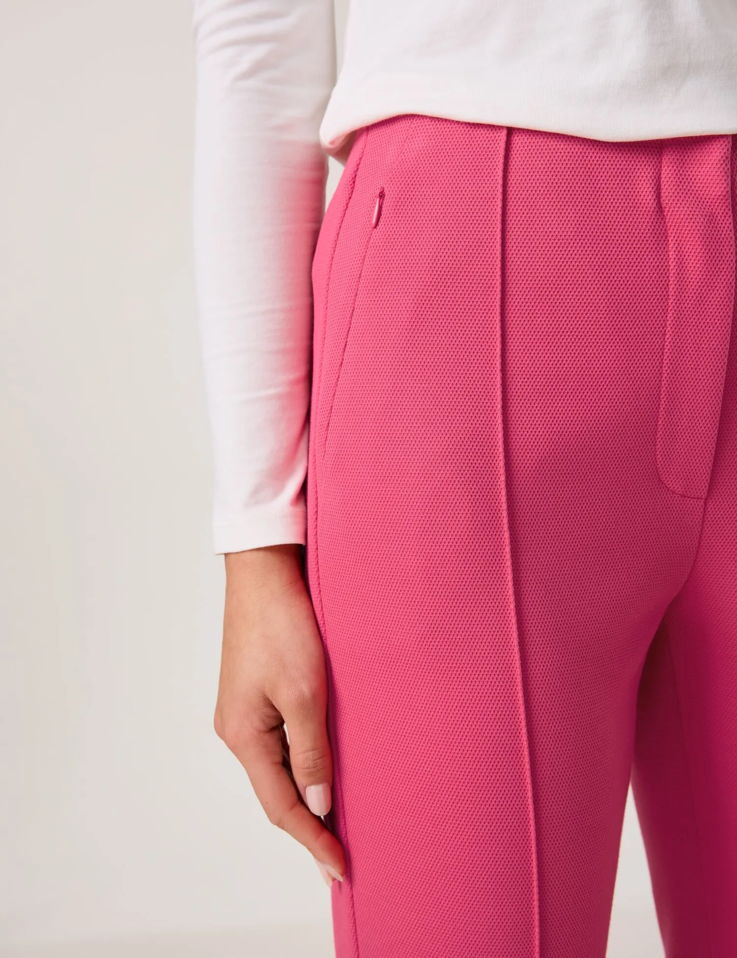 Comfortable 7/8-length trousers with pintucks