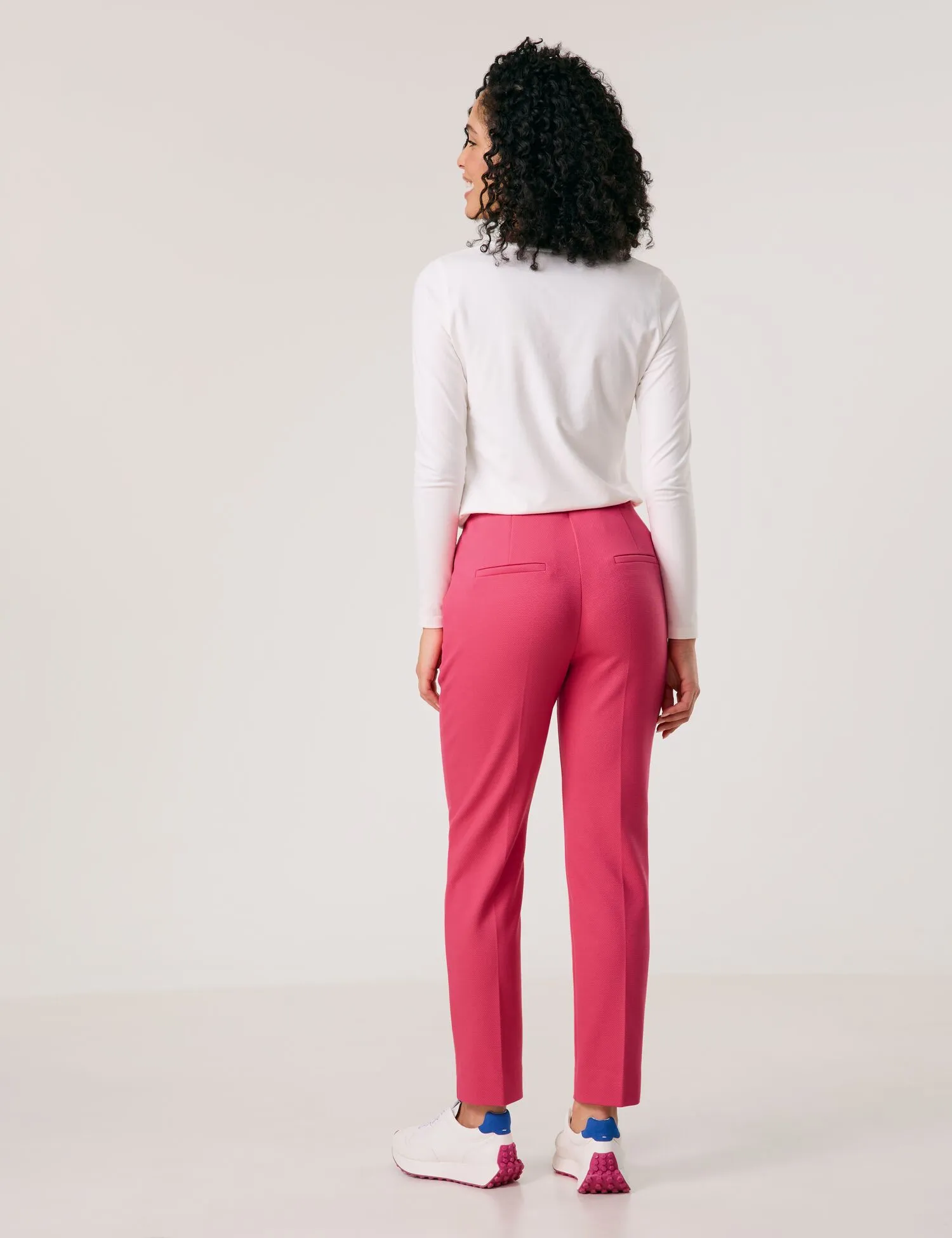 Comfortable 7/8-length trousers with pintucks