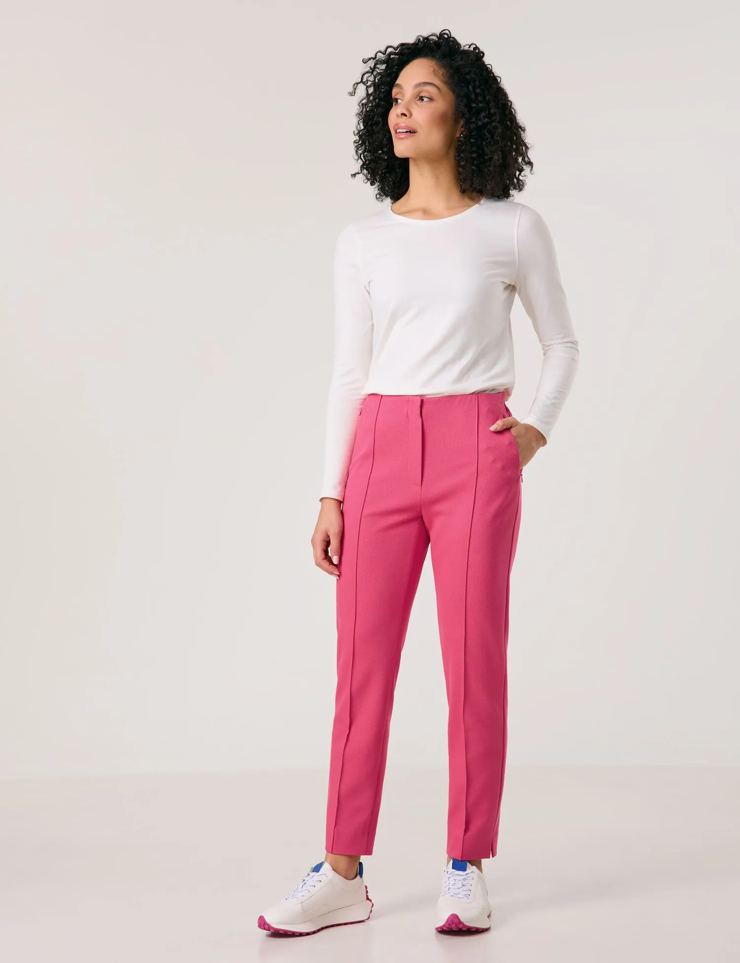 Comfortable 7/8-length trousers with pintucks